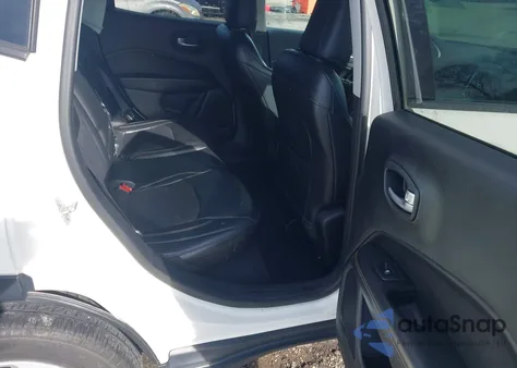 2018 Jeep Compass Latitude 4X4 z USA, uszkodzony, nr VIN 3C4NJDBB4JT479004